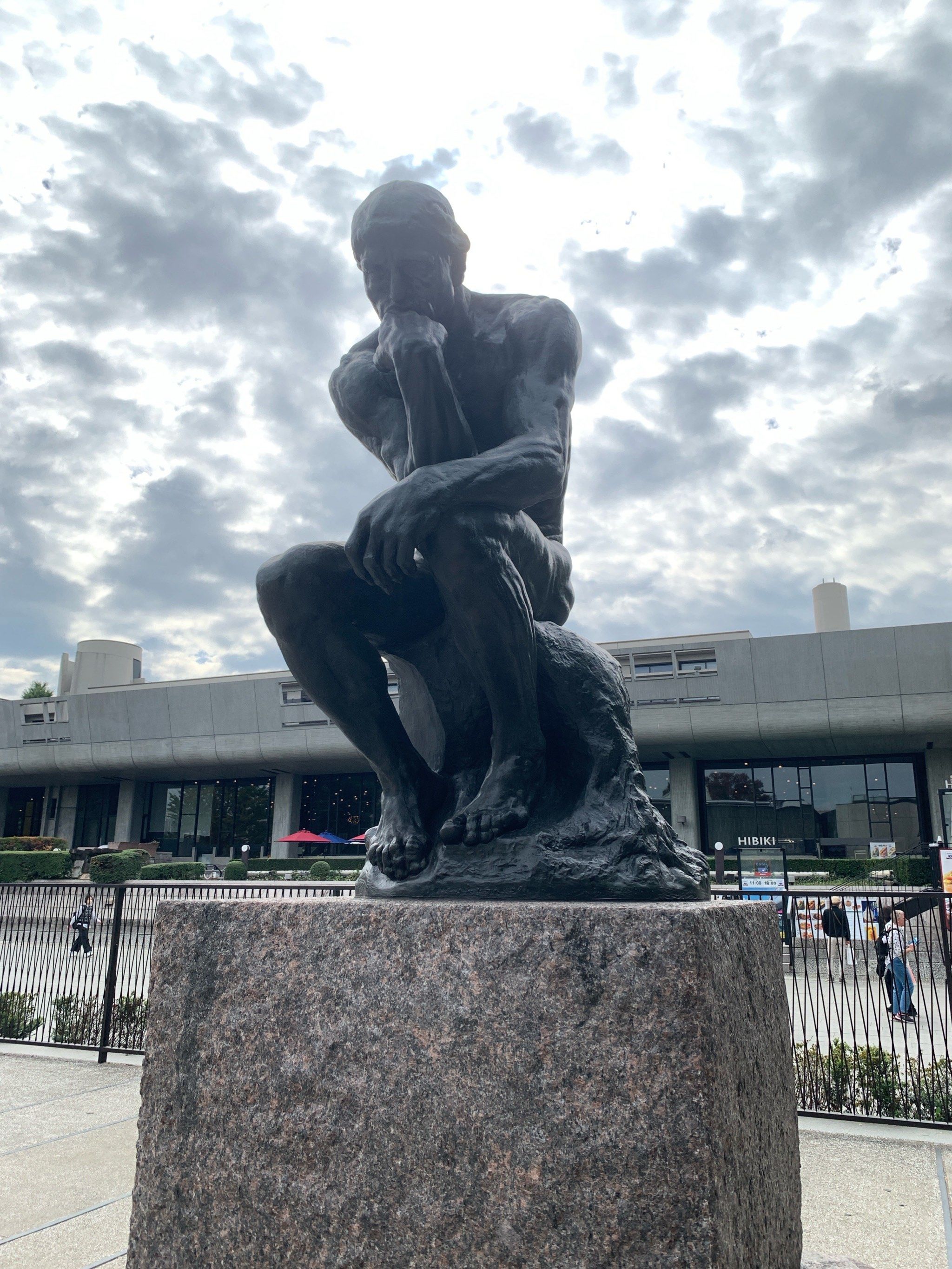 值得一拍
罗丹的作品,有《思想者》,《地狱之门》等