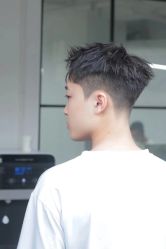 -一家只做男发烫染的店