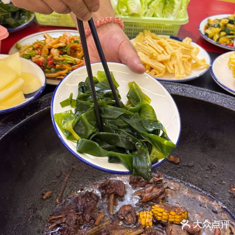 被路边的烟火气勾住脚!土灶台炒出的鸡肉香到骨