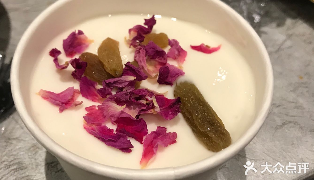 大盘鸡很入味，面条真心好吃，很有韧劲。新疆烤包子