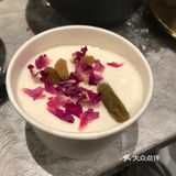 大盘鸡很入味，面条真心好吃，很有韧劲。新疆烤包子