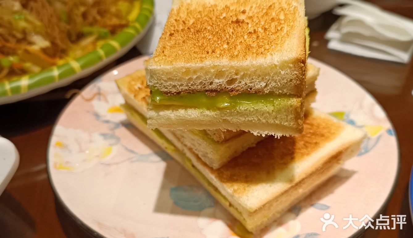 四个人点了满满一大桌都吃完了哈哈太好吃啦