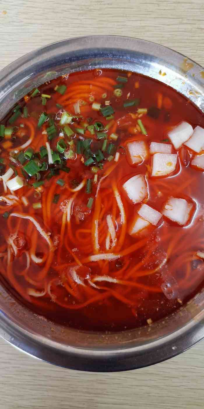 打分   /人 手工拉面,面条劲道,红油过瘾,不辣的还行,可以吃吃.