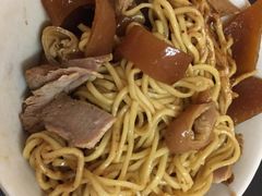 -松树干拌面店