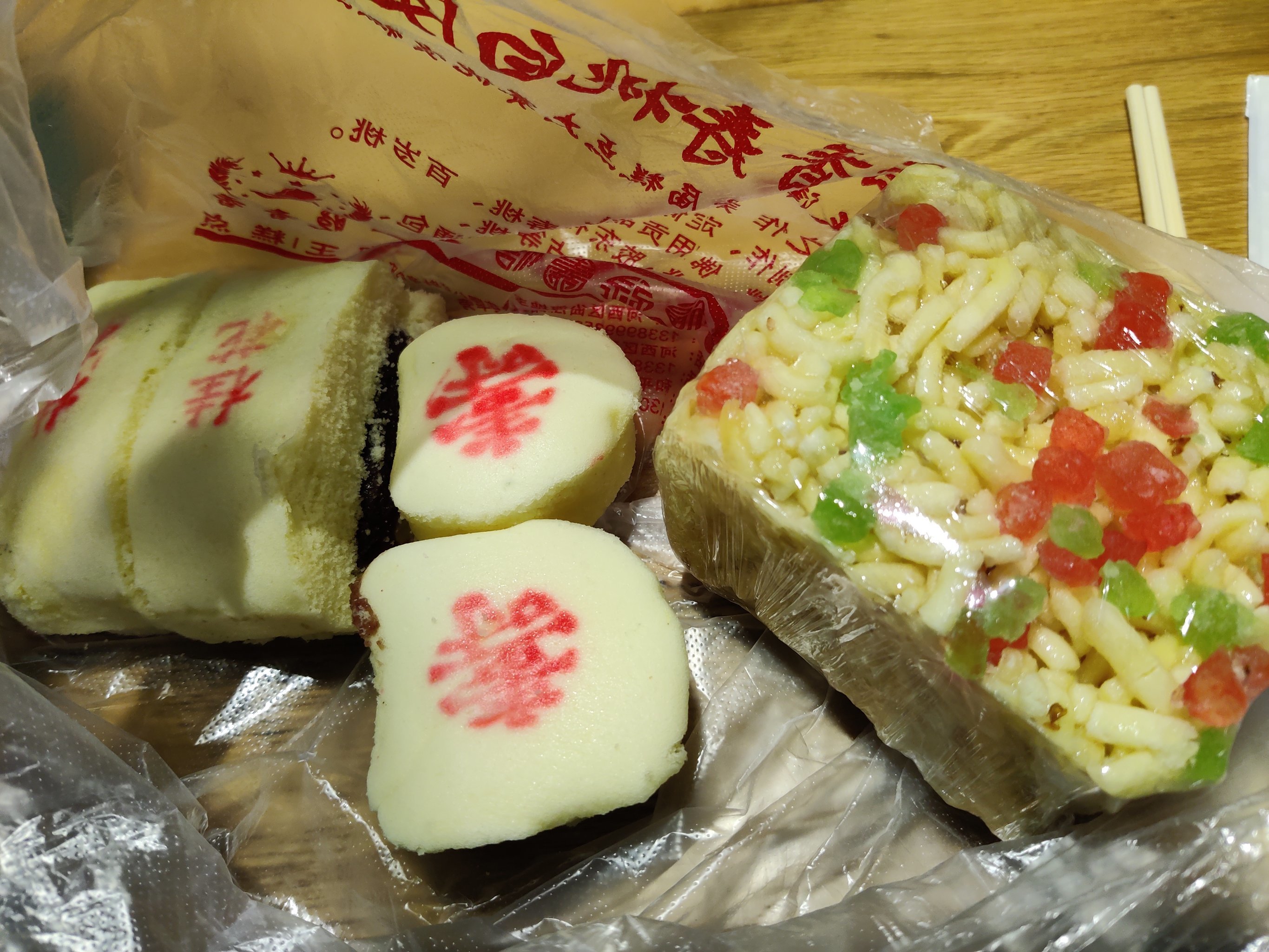 利民道这家白皮王糕点店门面就是小超市的一