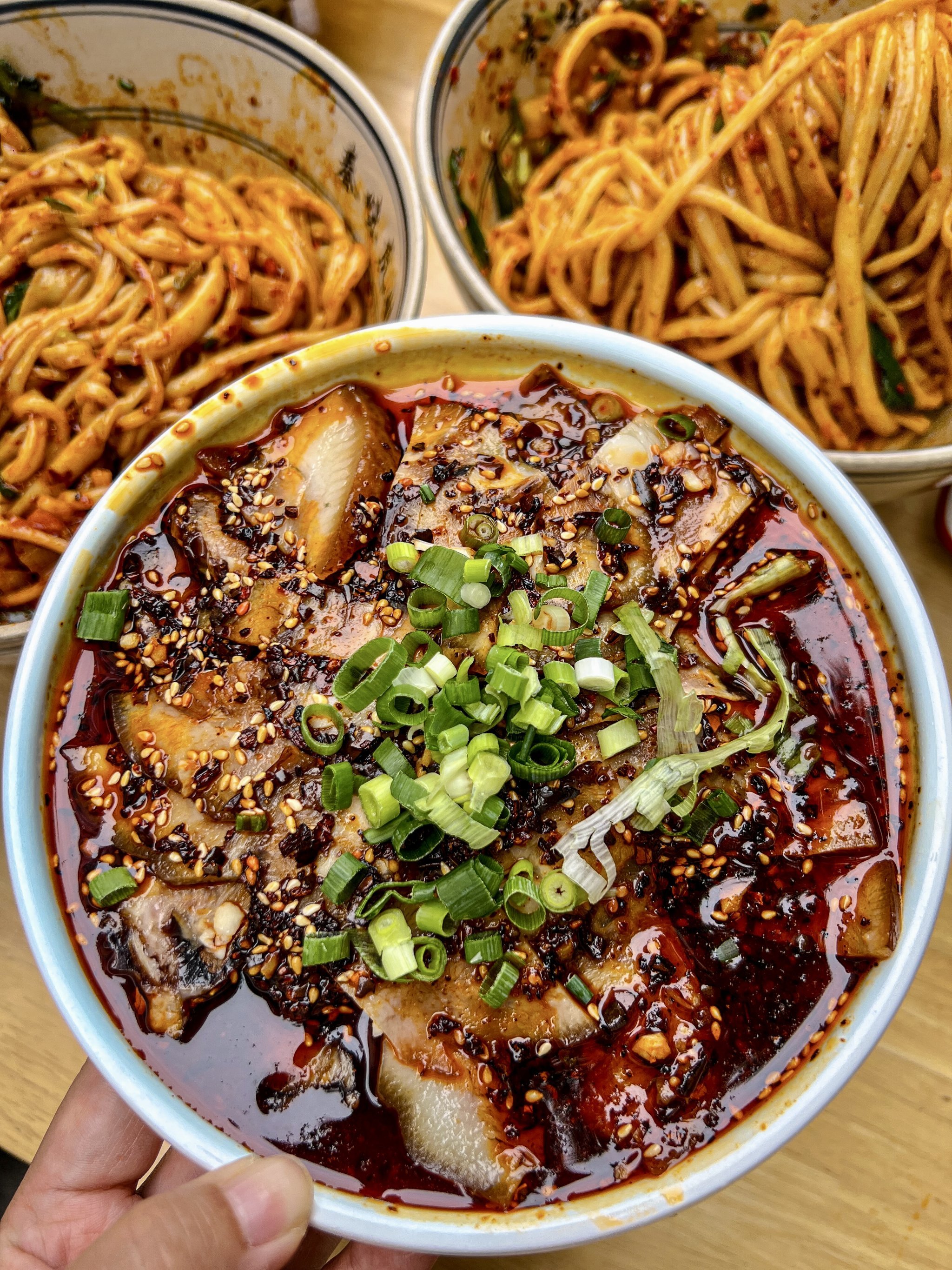 西安咸阳机场必吃美食,秦味虎娃大碗油泼面!