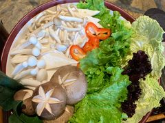 -老牌坊云南鱼豆花火锅(爱建店)