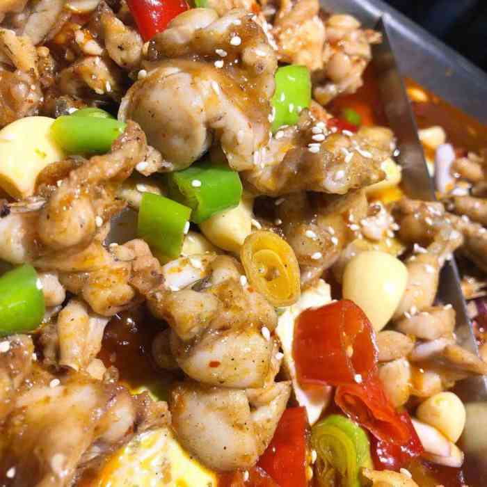 打分 和爸妈一起吃的,牛蛙很嫩,鸡爪应该是卤过的,很软,辣味很赞