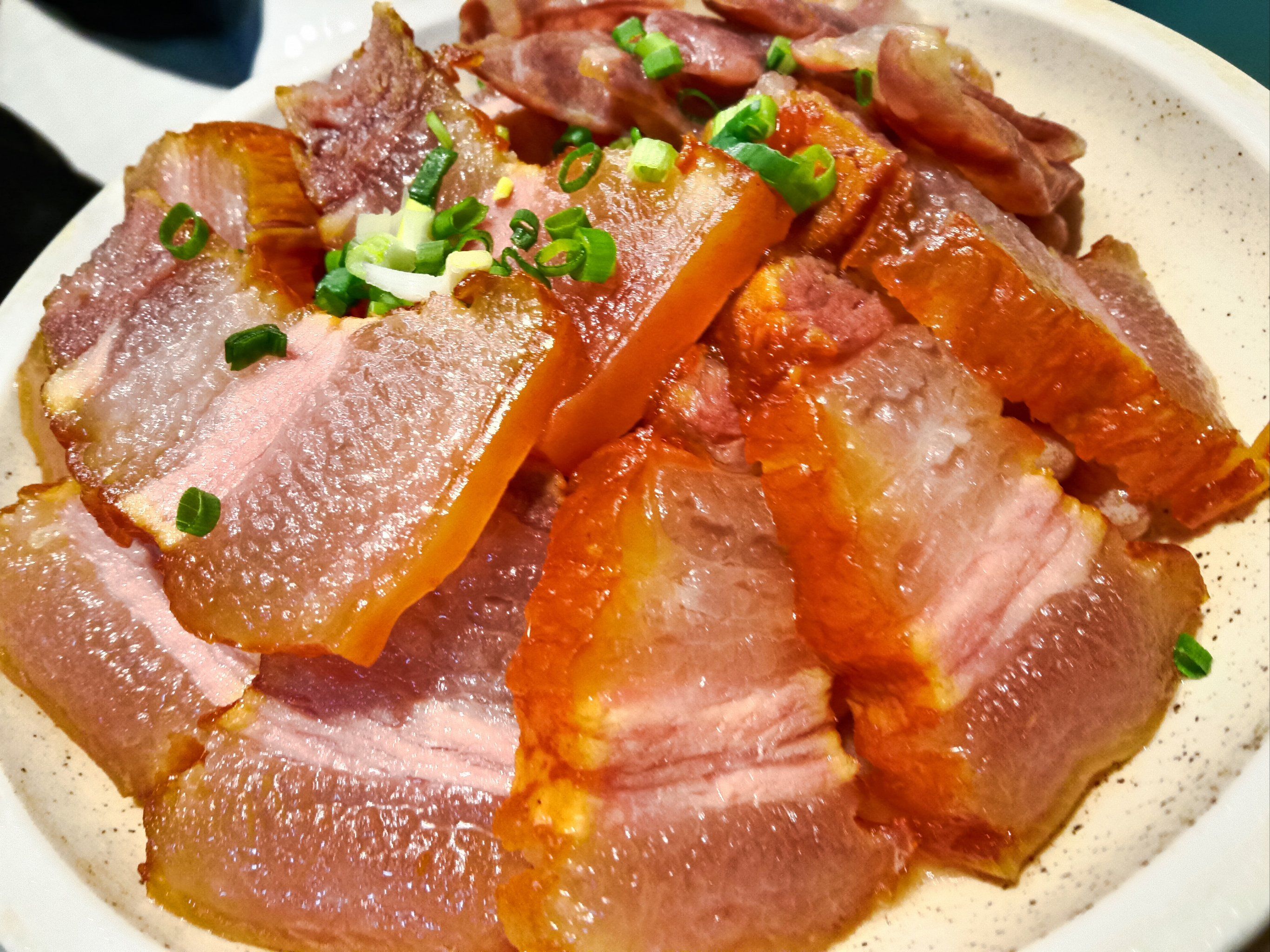 精心挑选的腊肉,腊肠,经腌制与风干,肉质紧实且富有嚼劲,油脂在蒸制