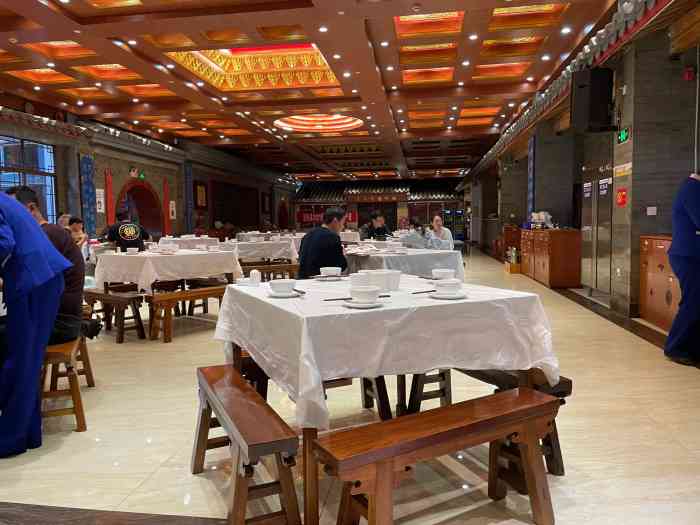 云南兰老鸭学成饭店(宜良店)-"烤鸭分南北两派,北方的以片皮鸭为主