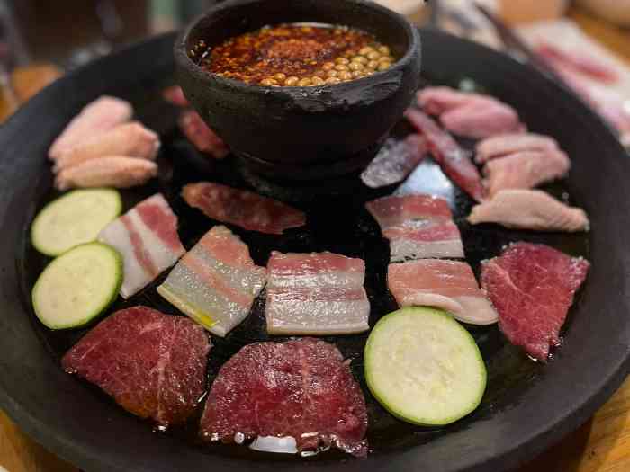 庞客·朋客荟活油烙锅音乐餐吧-"「五花肉」肥瘦相间蛮好的,「大方