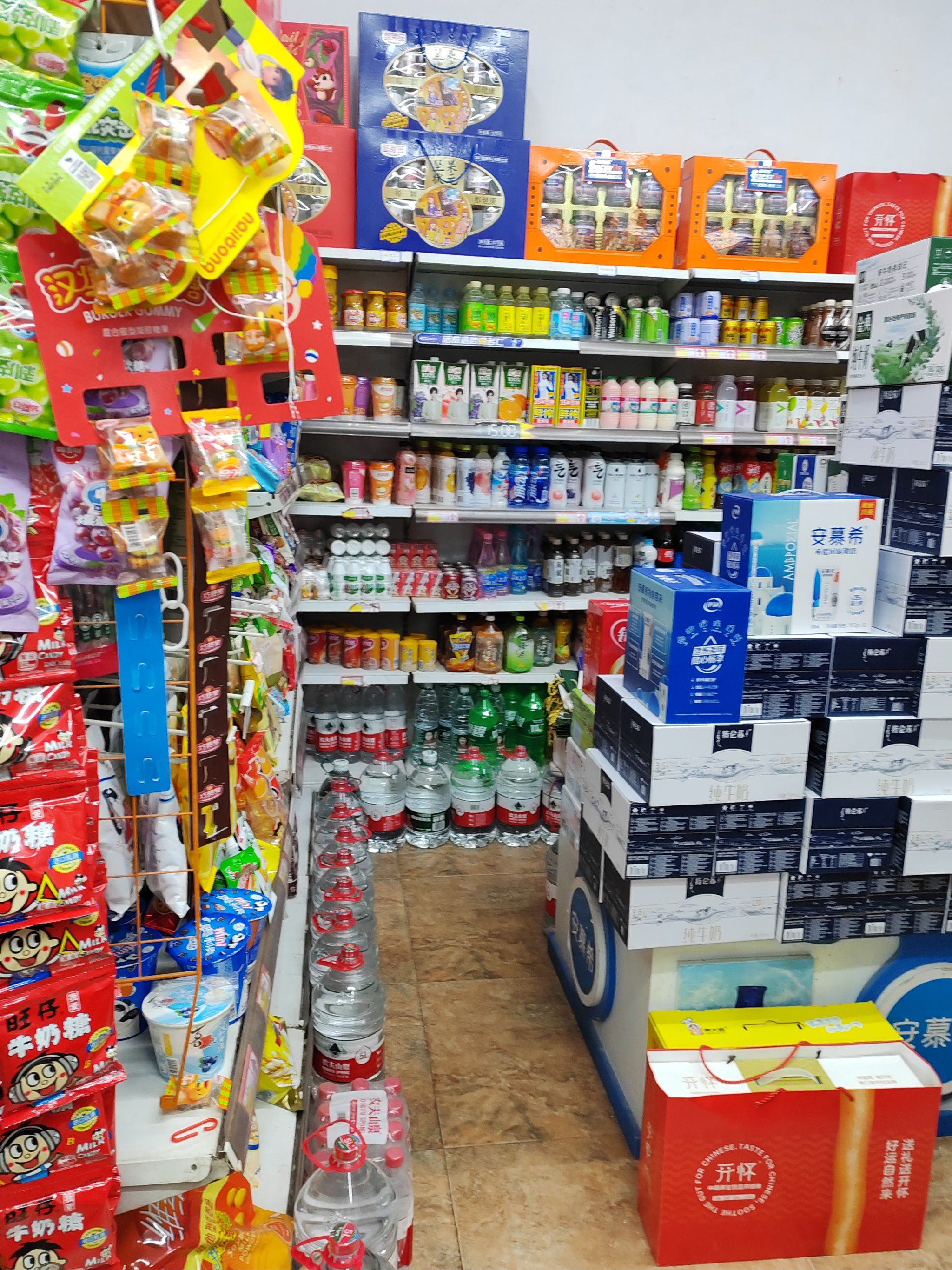 小超市货品齐全