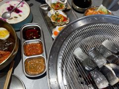 -围炉肉舍•炭烤活鳗•丹东海鲜烤肉(步行街店)