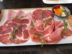 什锦咸肉拼盘配酸菜-杭州君悦酒店·青莳