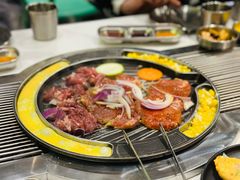 -山野的朋友露营炭火烤肉