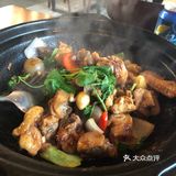 在百家湖附近的一个餐厅，餐厅招牌很大，一个店分隔成两