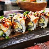 位于虹悦城负一楼沃尔玛超市入口的一家店，位置还是比较