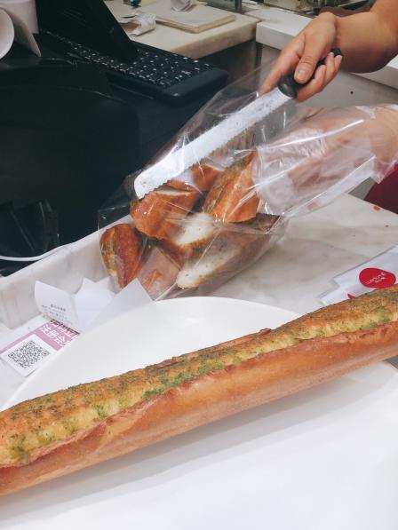 味多美(淮海中路店)-"路过味多美,被小姐妹强烈安利了他家的法棍.