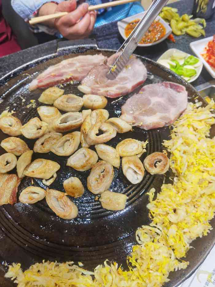 海花锅盖烧烤店-"这家店人气很旺,酱料和烤五花肉特别好吃,.