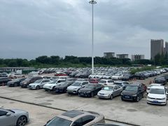 -奥特莱斯停车场