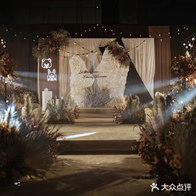 秋日婚礼首选的深咖色 兼具了高级质感和复古气质