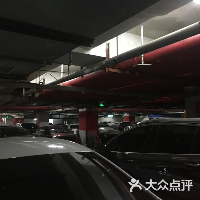 中街大悦城停车场图片