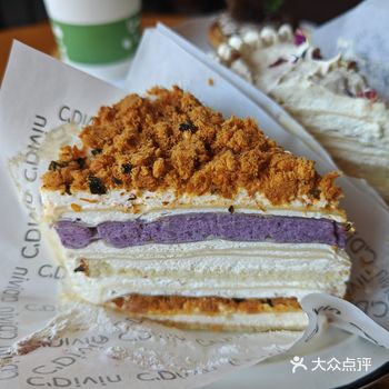 出了新品就来尝尝~ 1️⃣芋泥肉松千层 上面一层芋泥