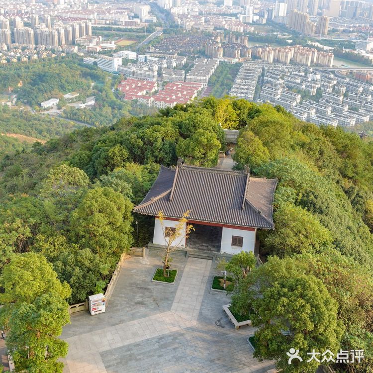 素有“湖州之巅”的美誉。 站于仁皇阁的脚下