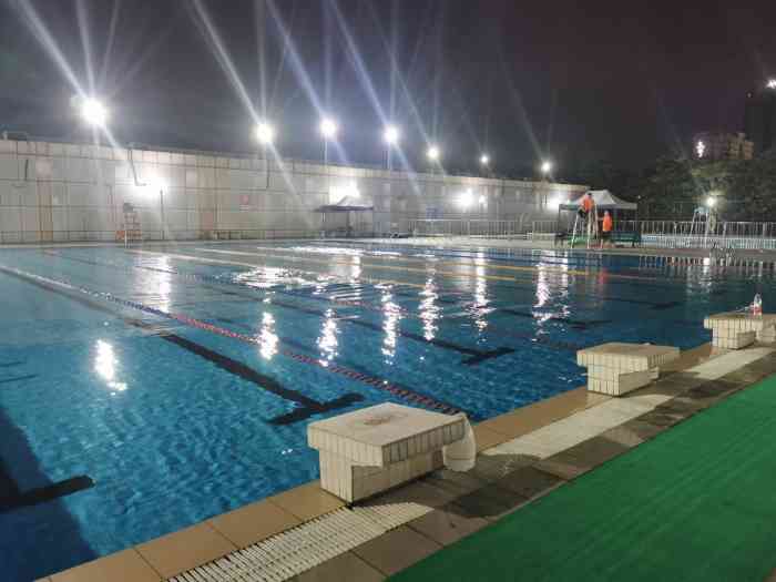 松岗体育中心-"在松岗体育中心旁有座大楼一楼,在这里举办.