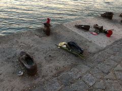 -多瑙河畔鞋履雕塑