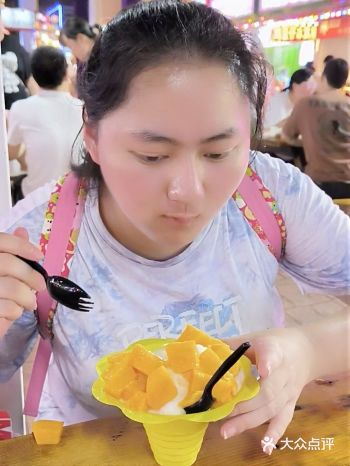 带阿咪出来玩,这么热的天,刨冰肯定要来一份的