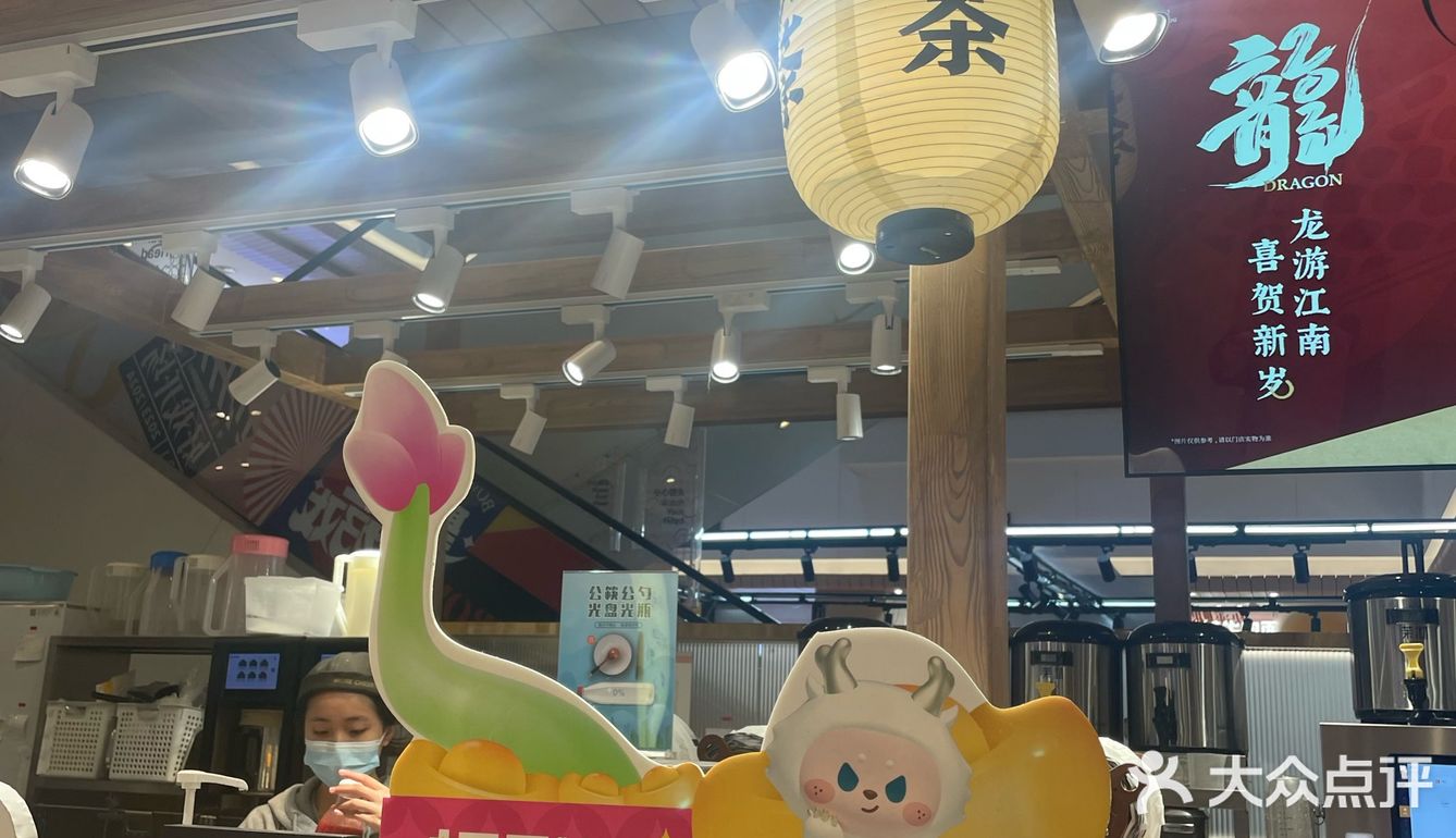 山中何事？ 松花酿酒，春水煎茶。