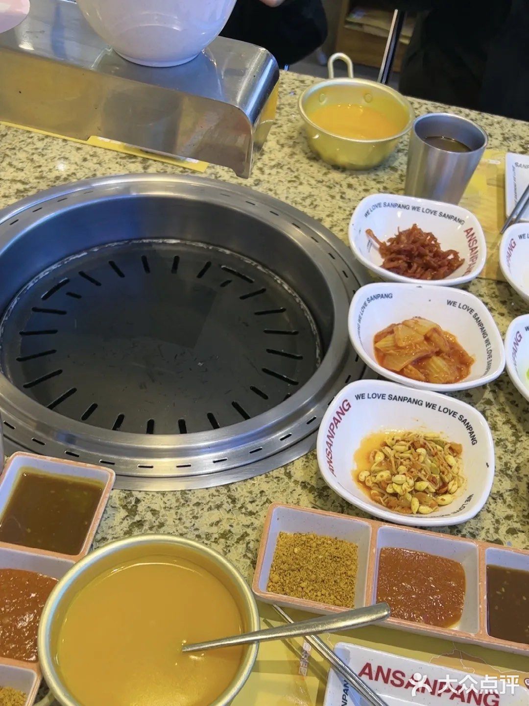 今天又来安三胖吃烤肉啦，环境超级好 服务很热情