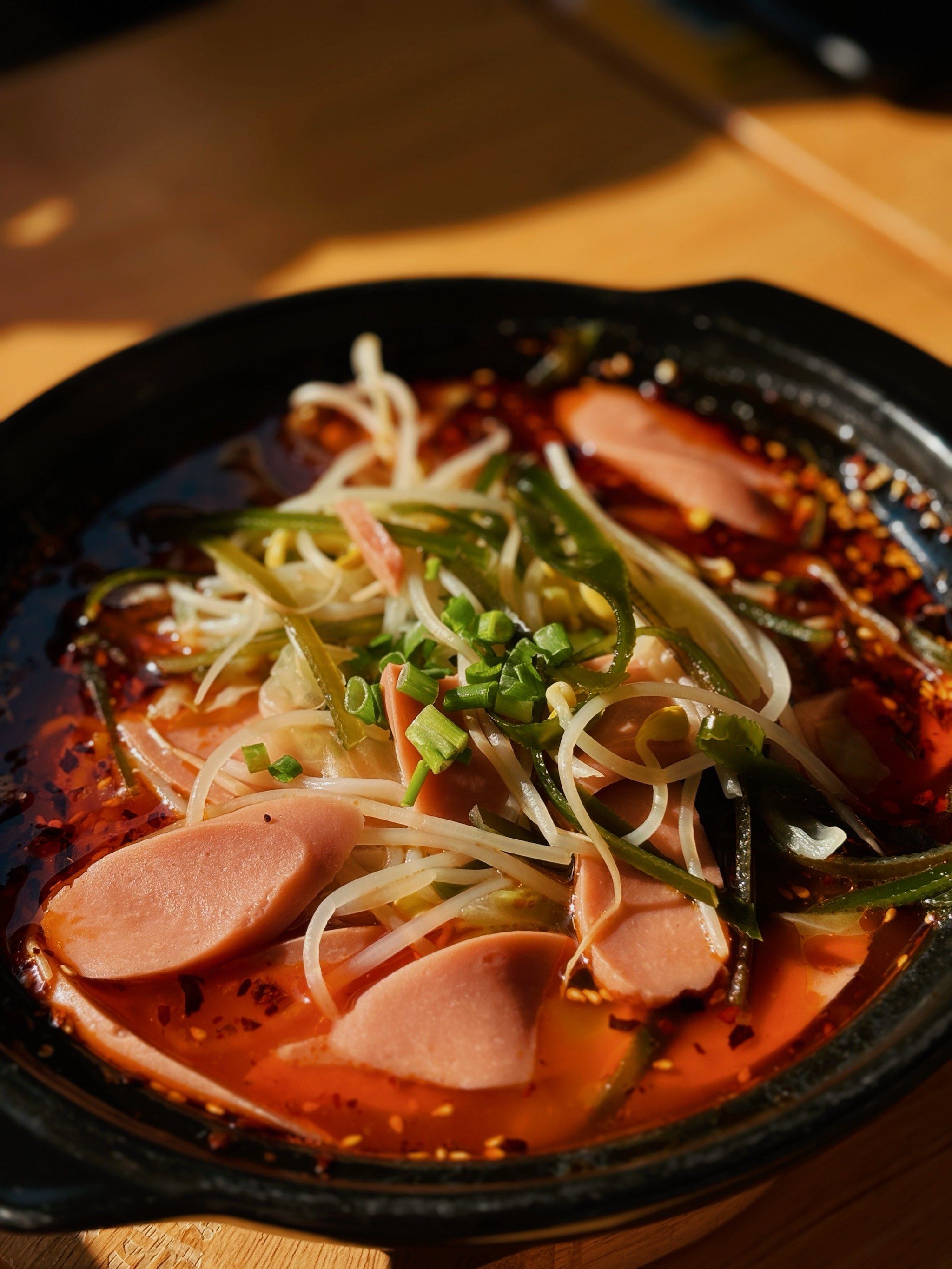 经常吃他们家的外卖 今天来店里吃了
超大一碗酸辣火腿超满足的
