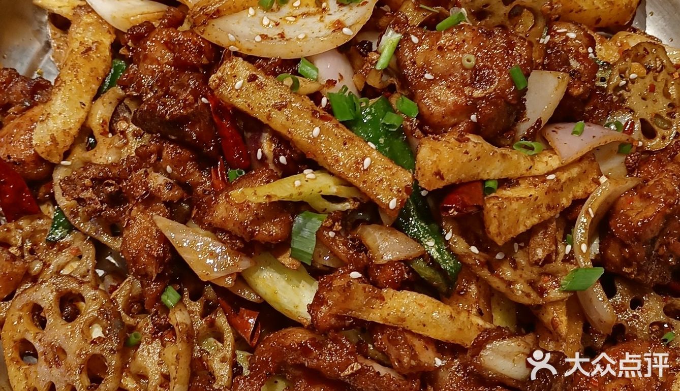 逛荟聚午餐时间到了，走进食通天宜家美食馆，看到干锅鱼