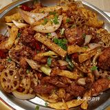 逛荟聚午餐时间到了，走进食通天宜家美食馆，看到干锅鱼