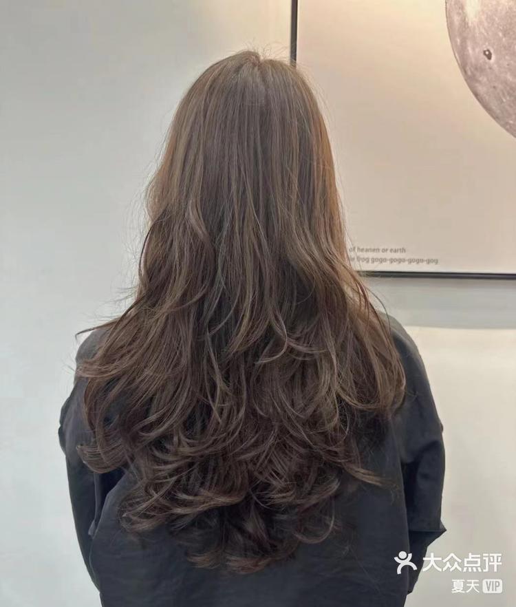 可以尝试韩式造型烫,中等的层次感让发型更好打理,更加有蓬松感!