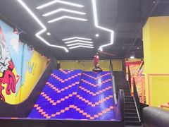 -爱蹦iBOON蹦床运动馆(江汉店)