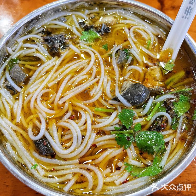 端午·丽江行｜凯帝林·土鸡米线｜这汤·够浓🍜