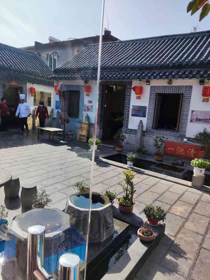 老济南四合院鲁菜馆(五号院店)-"完全是被这样的大池子吸引来的这才是