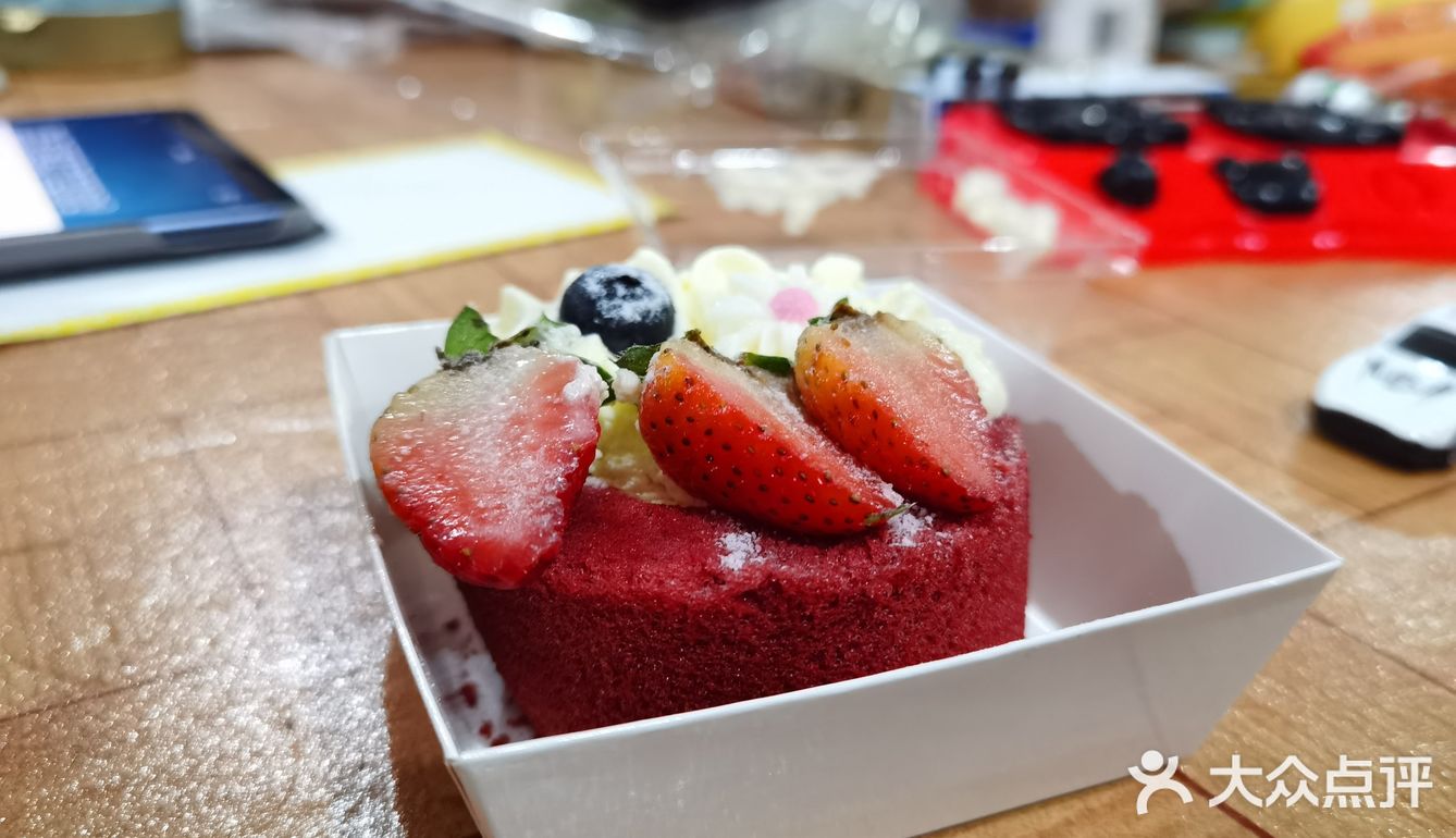 最喜欢吃带草莓的甜点了,买了两款蛋糕,就是照片上这两