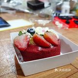 最喜欢吃带草莓的甜点了,买了两款蛋糕,就是照片上这两