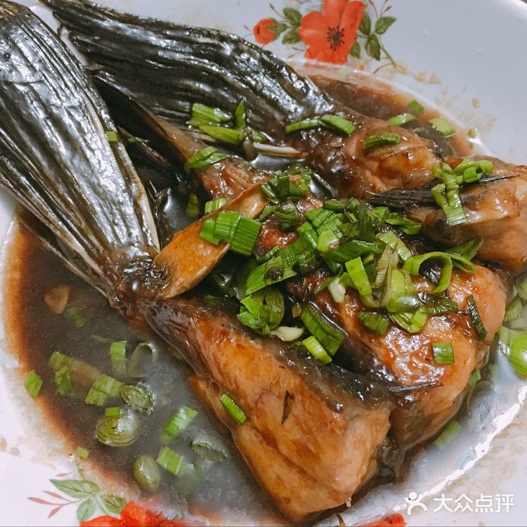 肥膘切成丁 2.加热锅子，滑锅下入猪油，炒到七分熟