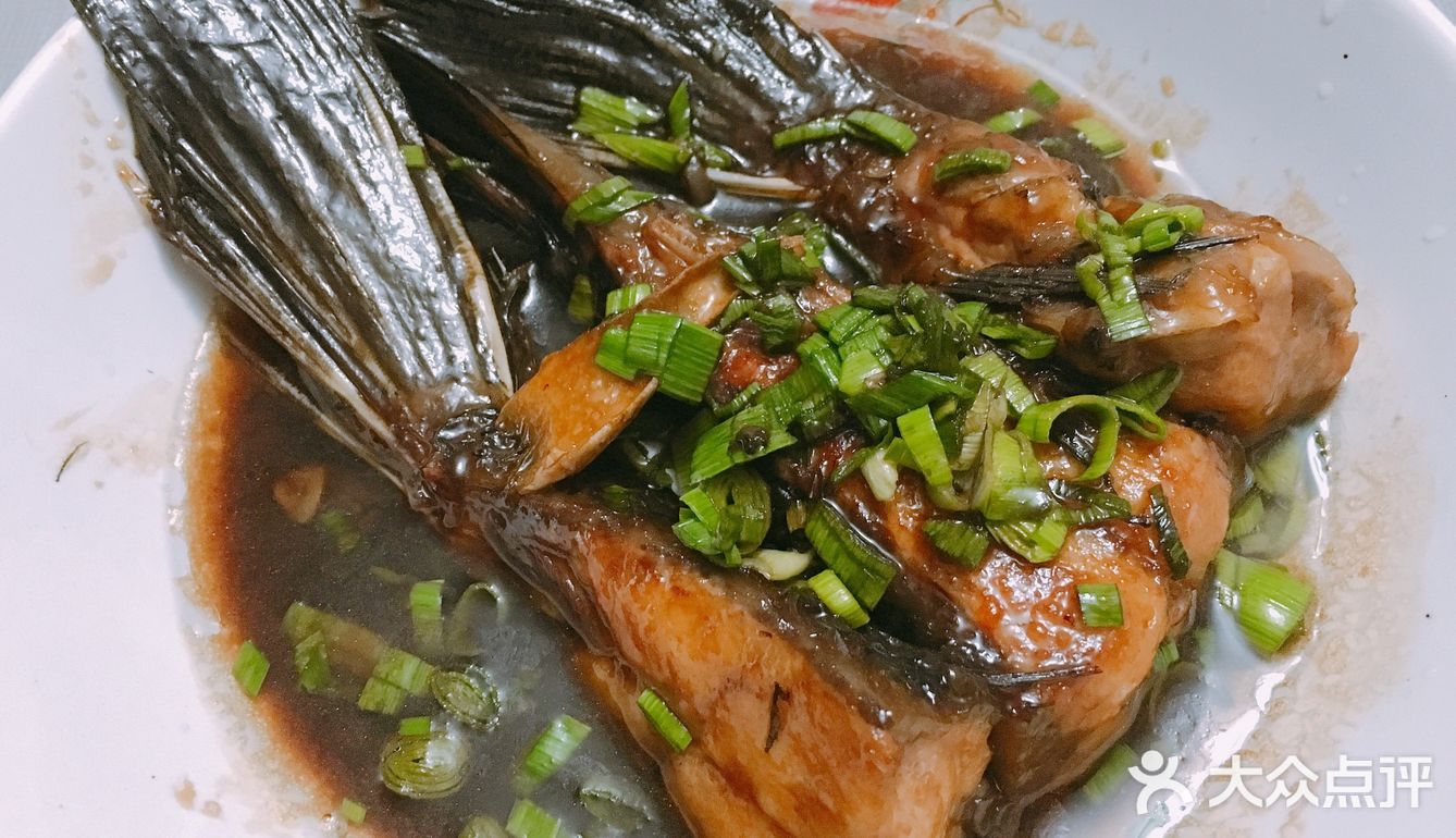 肥膘切成丁 2.加热锅子，滑锅下入猪油，炒到七分熟