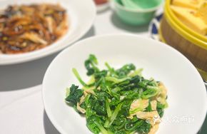 Fried Tofu Skin with Chicken Greens