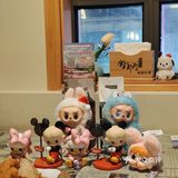 带上我的labubu去吃最爱的韩料店啦