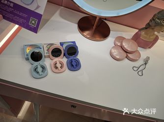 今天来逛商场，天桥这边进来就看见了这家店铺