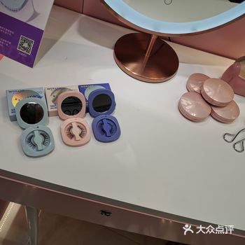 今天来逛商场，天桥这边进来就看见了这家店铺