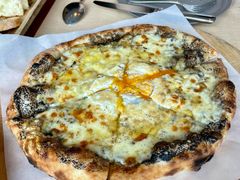 黑松露披萨，三种芝士和有机鸡蛋-Mercato莫卡多露台餐厅与酒吧(K11店)