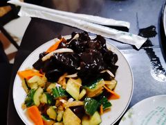 葱头拌木耳-铁锅炖活鱼